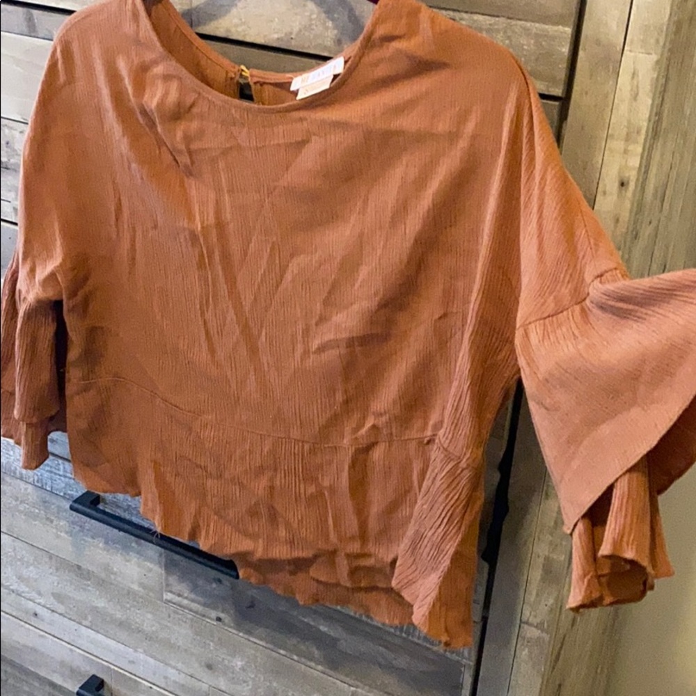 Half sleeve bell top